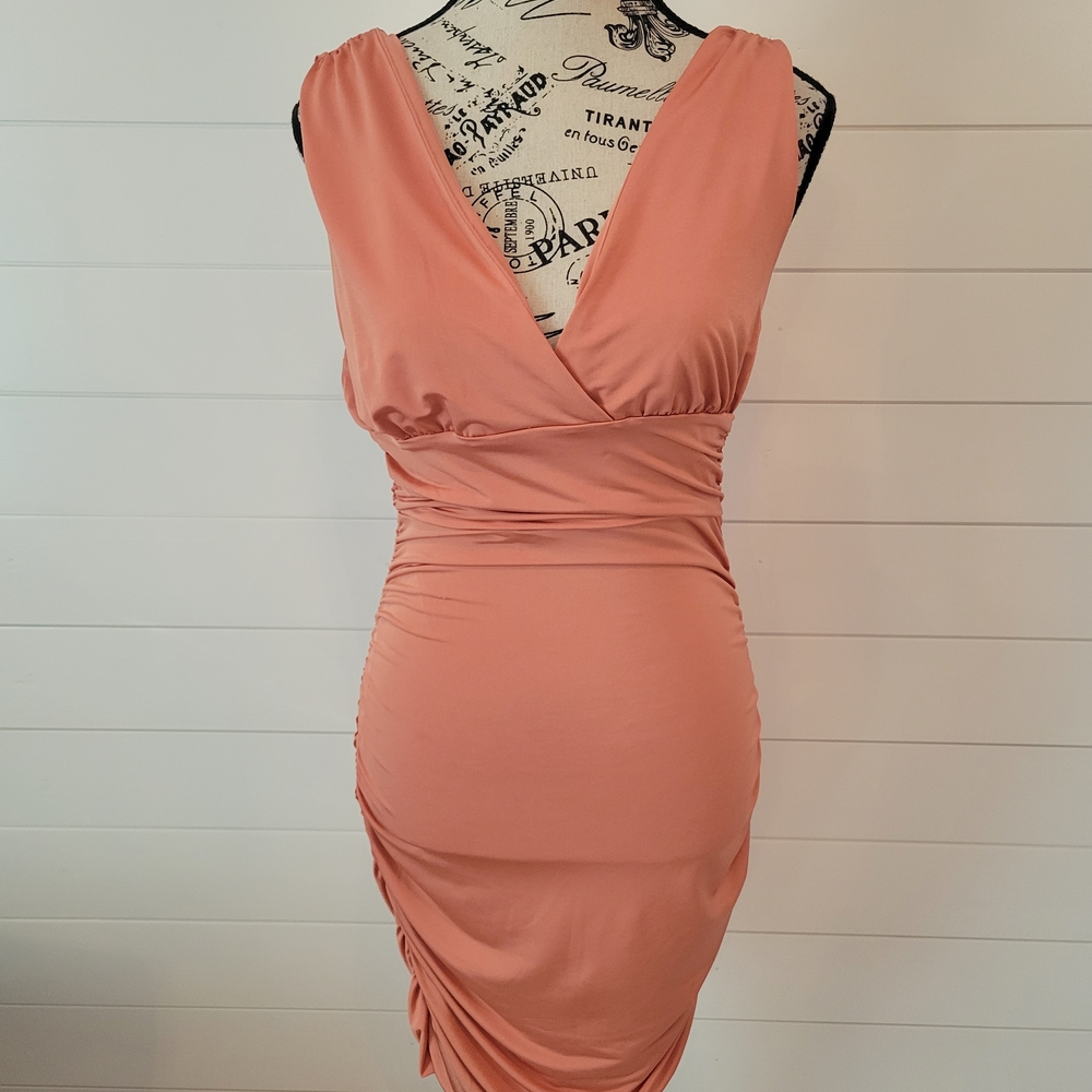 Forever 21 ruched bodycon dress in a coral or peach hue Sz. Small Excellent Cond